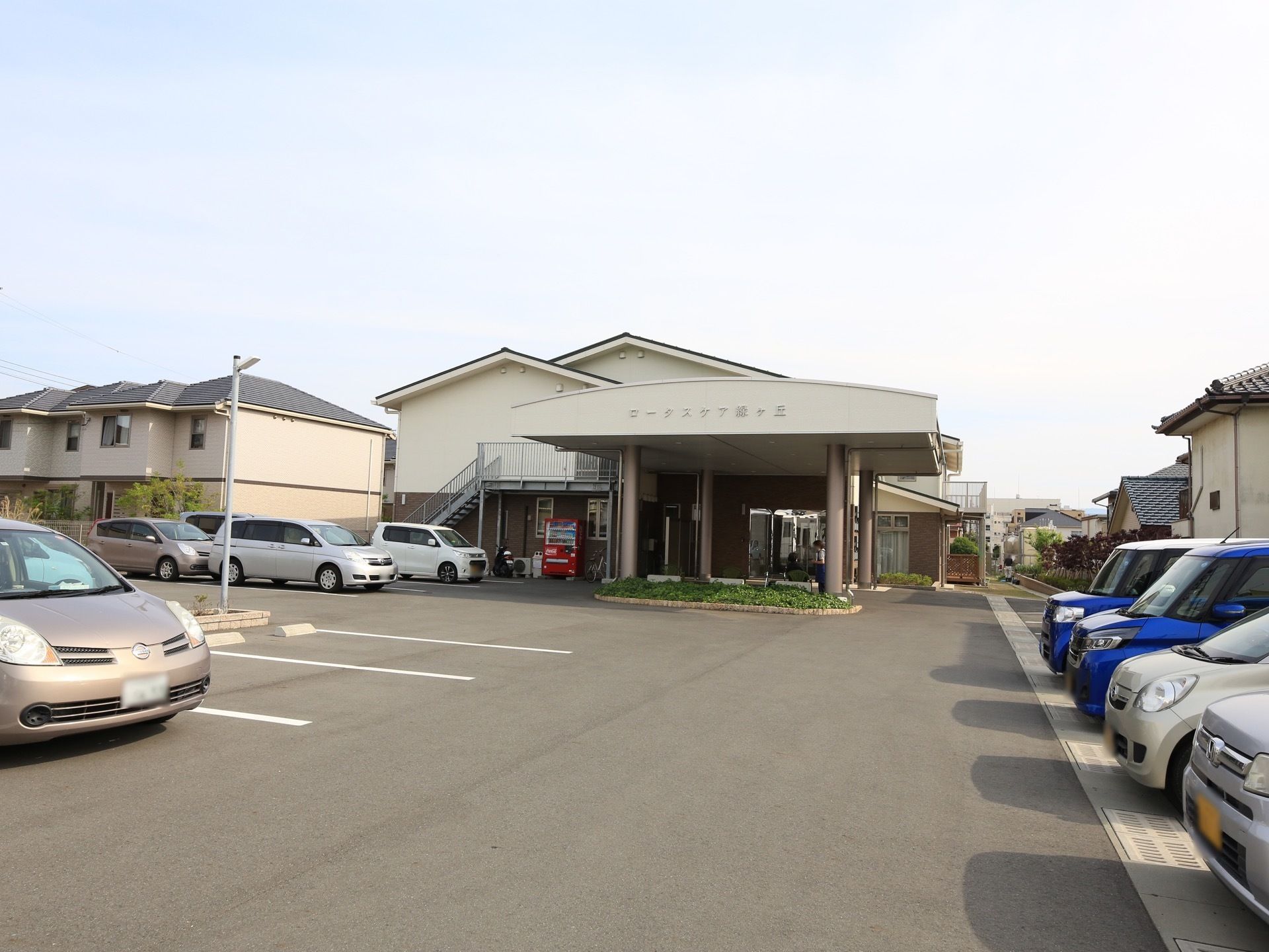 広い駐車スペースがあり、ご家族様の車での来訪時に利用することができる。非常階段を設置し、避難経路の確保に努めている。
