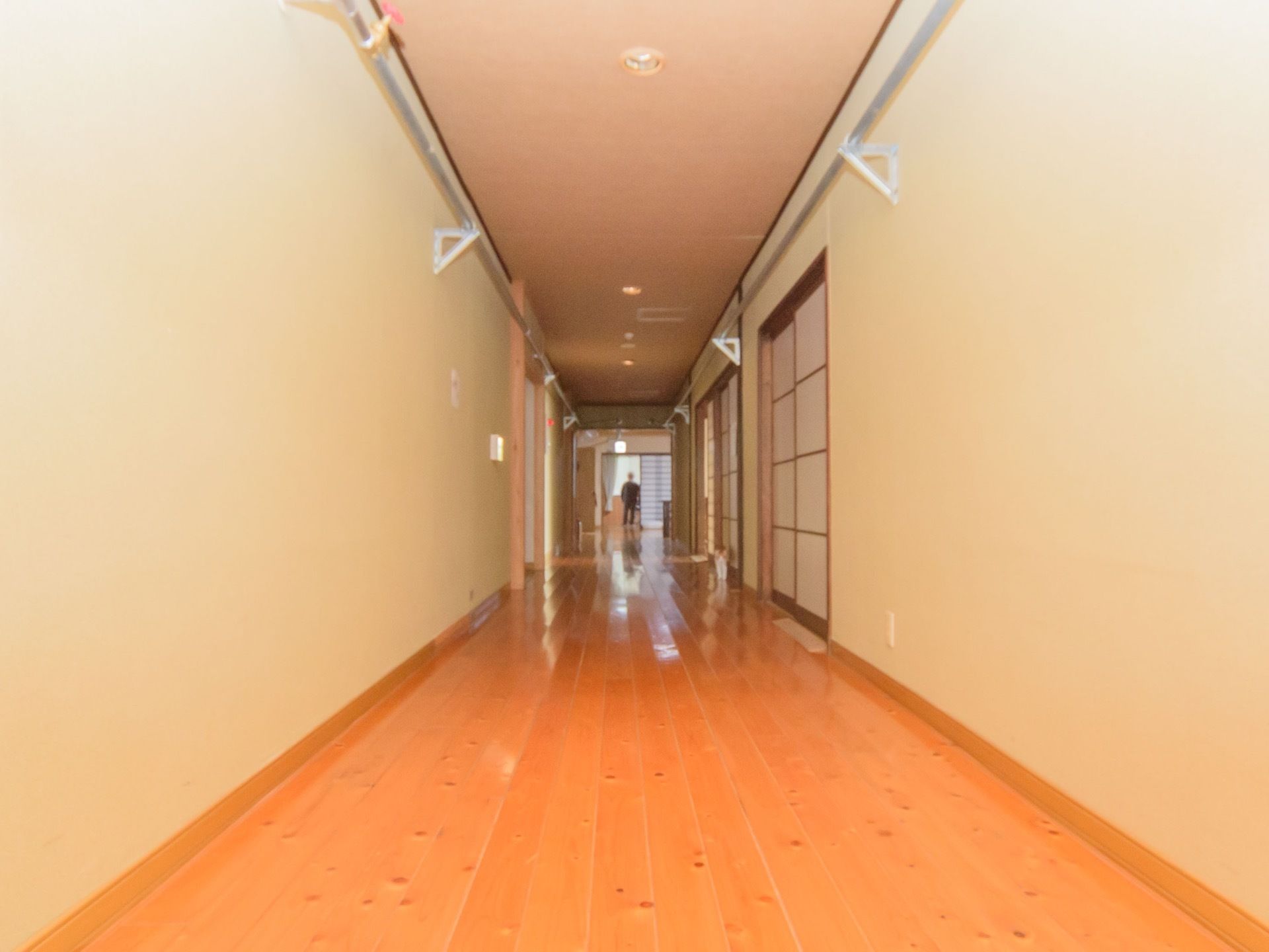 直線で見通しのよい通路である。床は板張りになっている。個室への出入口は格子枠の引き戸がつけられている。