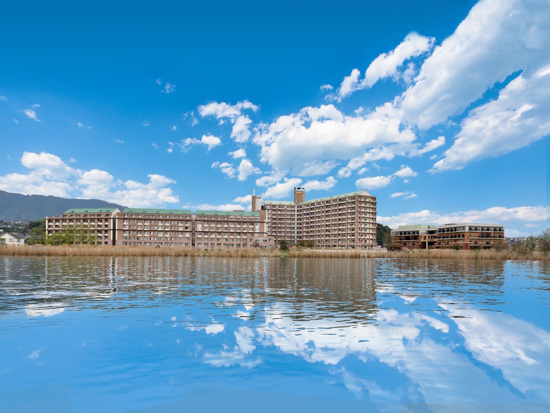 自然に囲まれた湖畔に建つ、リゾートホテルのような施設