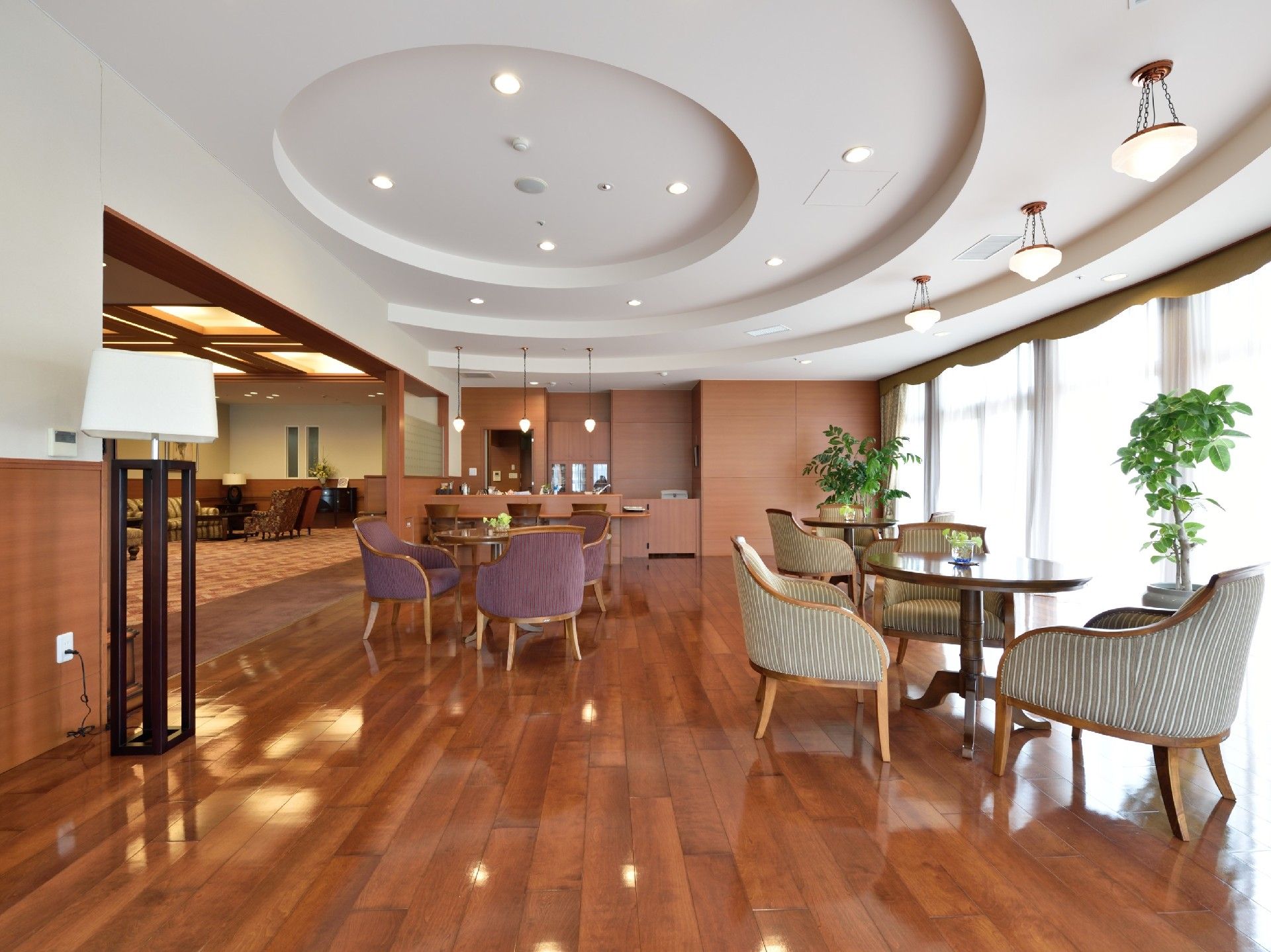 木のぬくもりが感じられるフロアに、レンガ調の壁が欧風の空間。壁一面が窓になっており、明るい日差しが入ってくる。