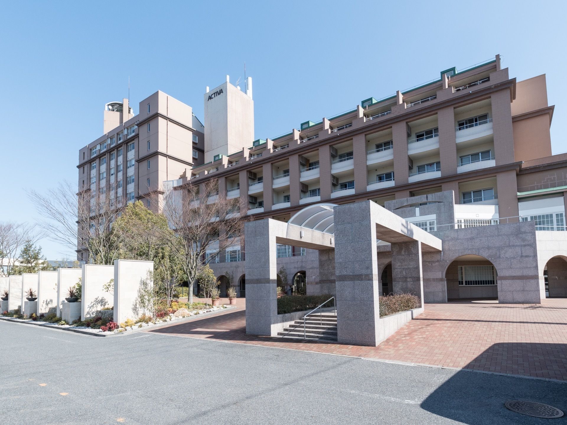 北欧風の堂々たる建物がある。日当たりも良く、観葉植物もモダンに植樹されている。路面もきれいに舗装されている。