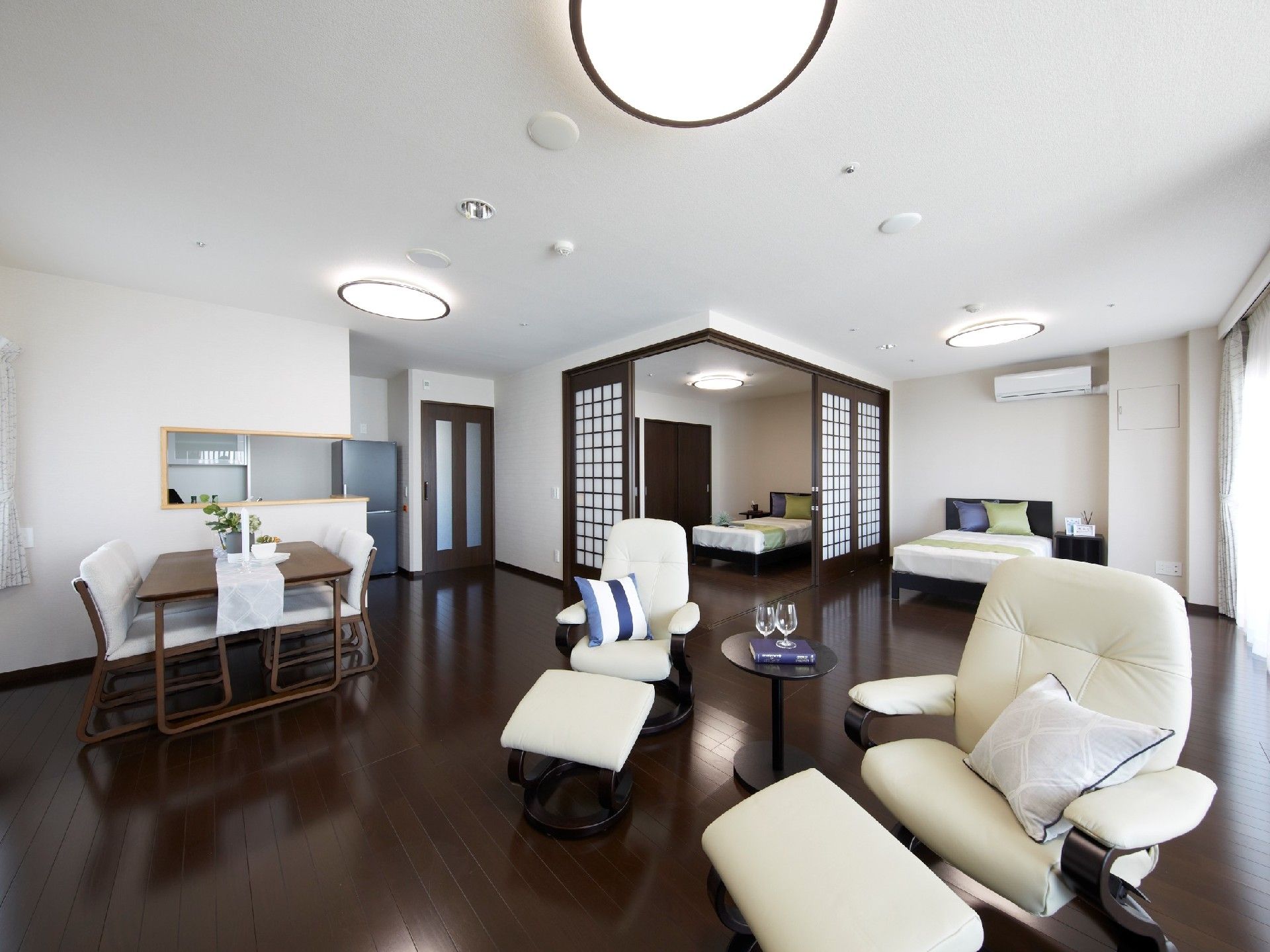 キッチンがあり、移動可能な仕切り用扉を完備した二人用の居室