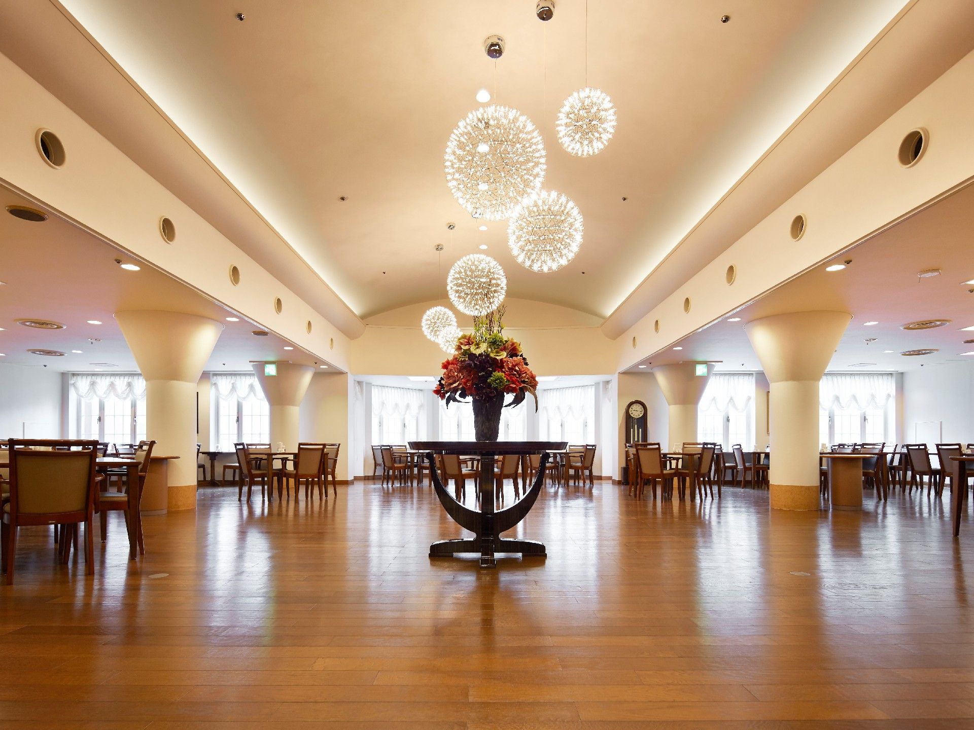 高級感あふれる装飾品が置かれている、開放感のあるダイニング