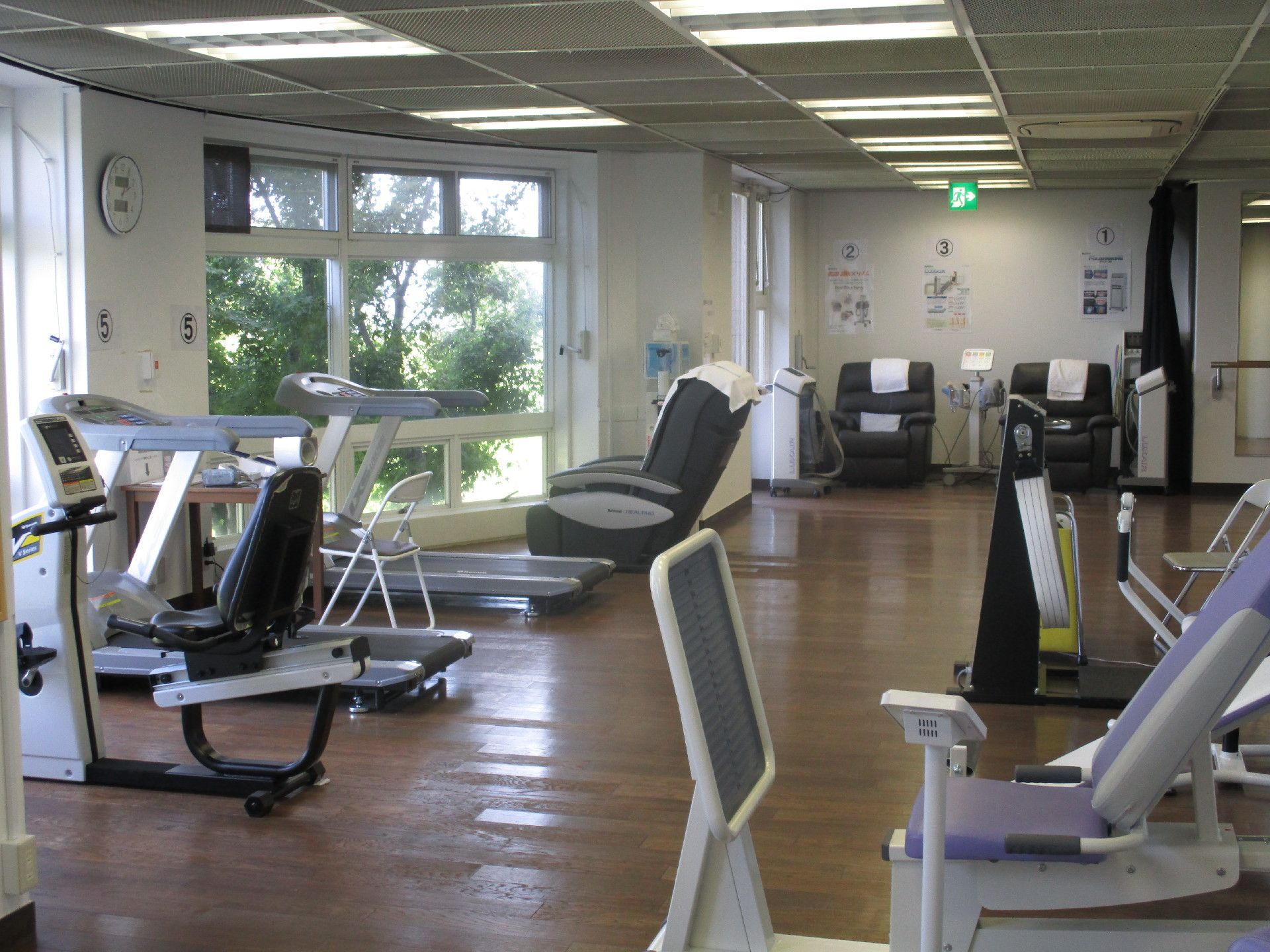 施設内にある、複数のマシンが置かれているトレーニングルーム
