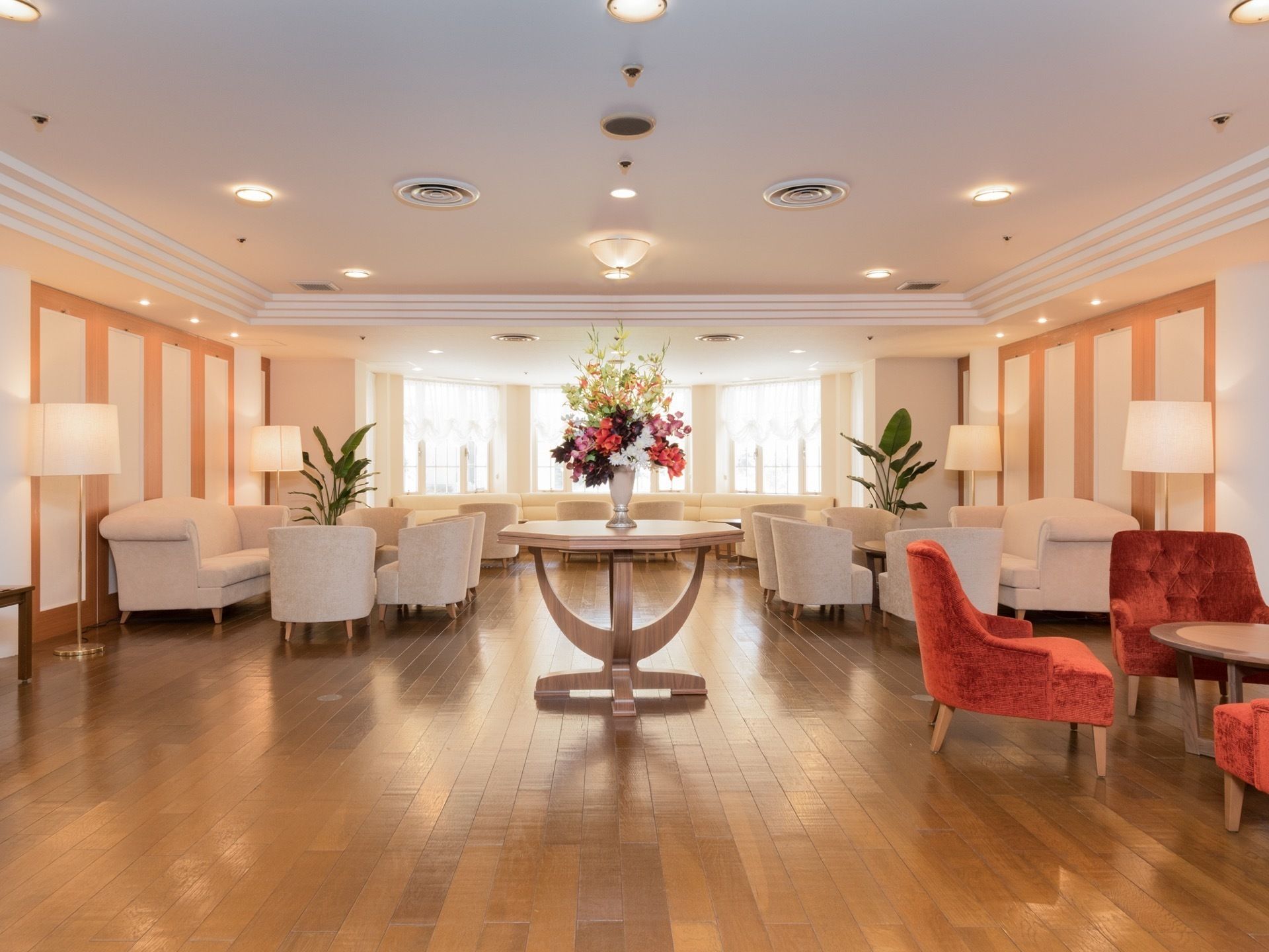 中央に花が飾られている休憩スペース