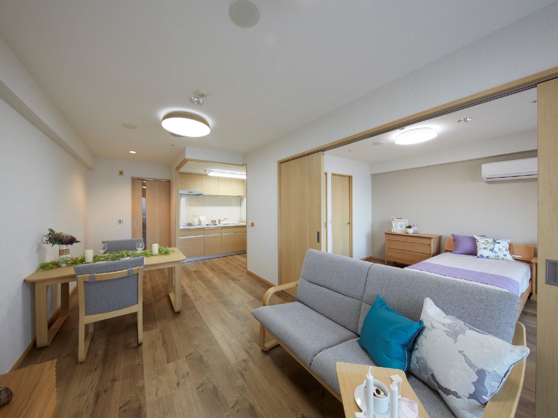 システムキッチンや、ダイニングテーブルが完備されている居室