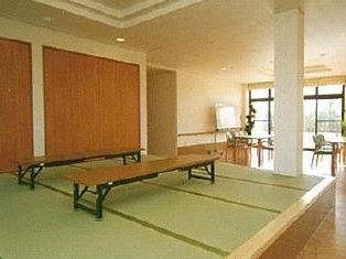 畳スペースの上は折り込み天井になっている。端には白い柱が立っている。畳の上におかれたテーブルは折りたたみ式である。