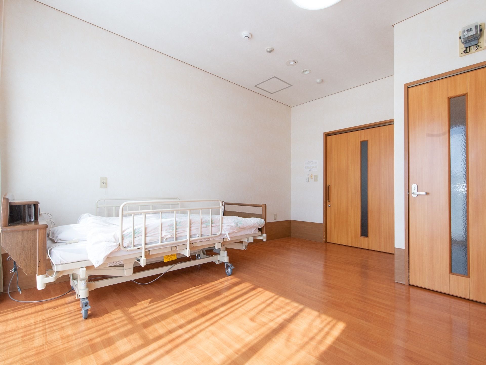 居室は広々したワンルームである。床はフローリングとなっている。寝具は電動介護ベッドがあらかじめ設置されている。