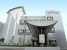 外観は白を基調としたモダンな雰囲気。屋根のあるエントランスは広々としていて、雨の日の送迎の際にも便利に利用できる。