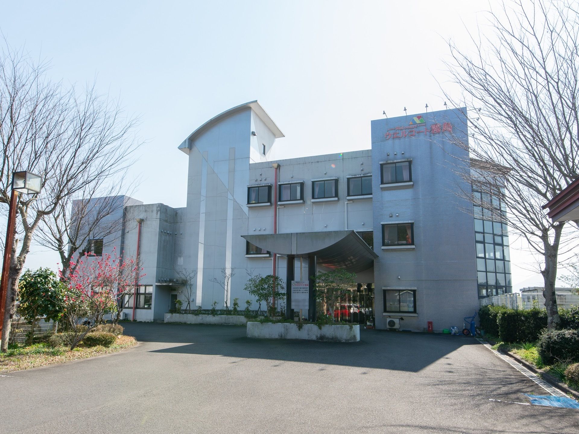 ３階建ての建物で、マンションのような外観である。玄関前は大きな屋根があり、車を横づけして停めることができる。