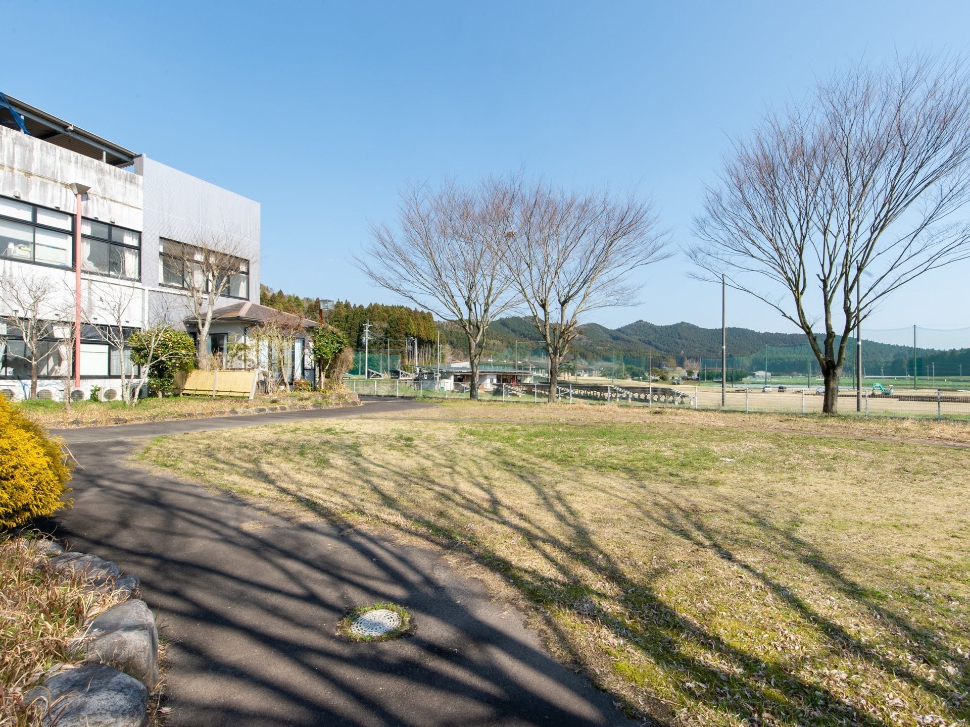 ３階建てで、広々とした庭が広がっている。施設の隣には大きなグラウンドがある。中庭には舗装された小道が完備されている。