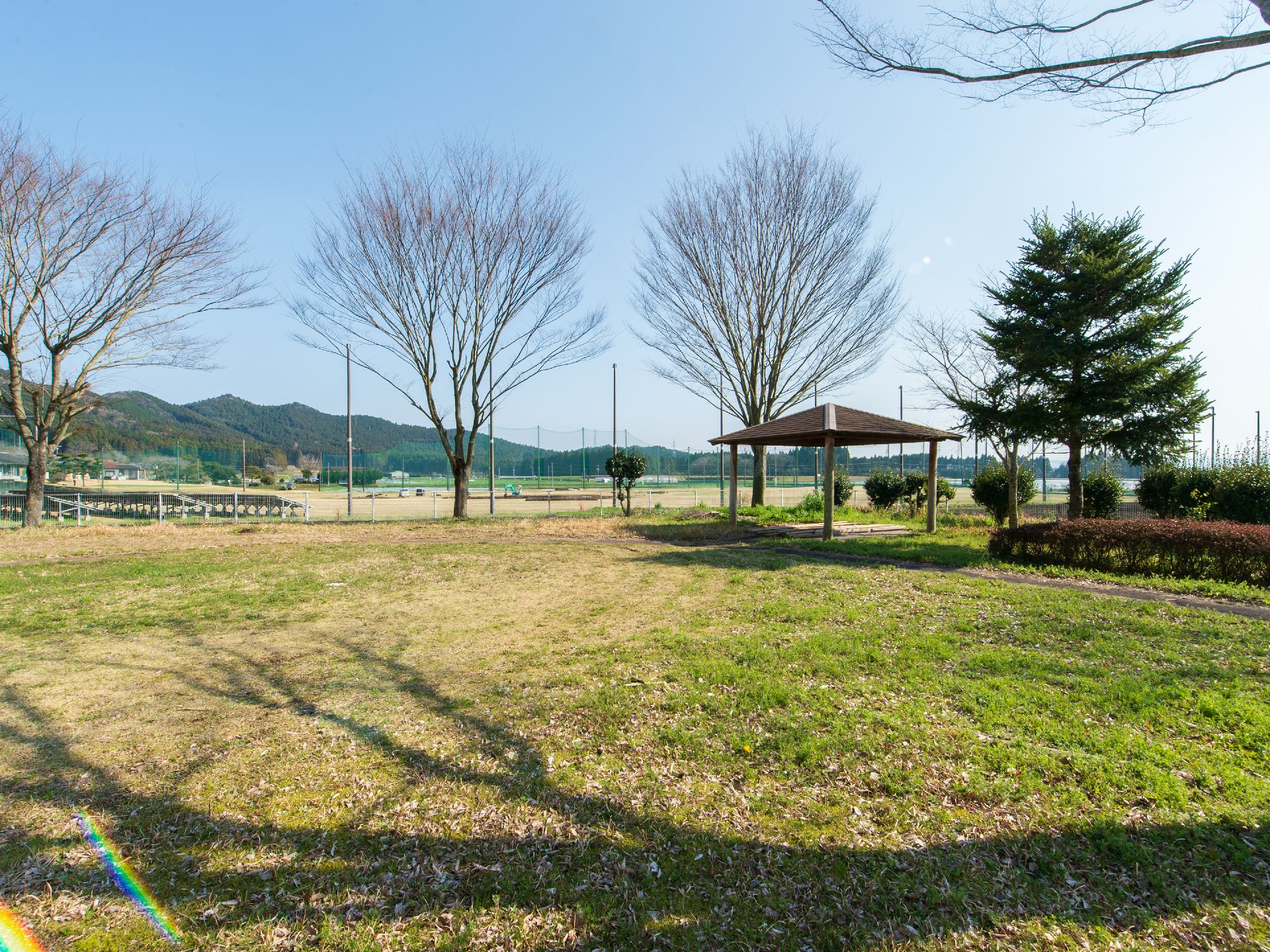 芝生のグリーンが鮮やかな庭園では、心地よい風を感じながら過ごすことができる。入居者様同士の交流も楽しめる。