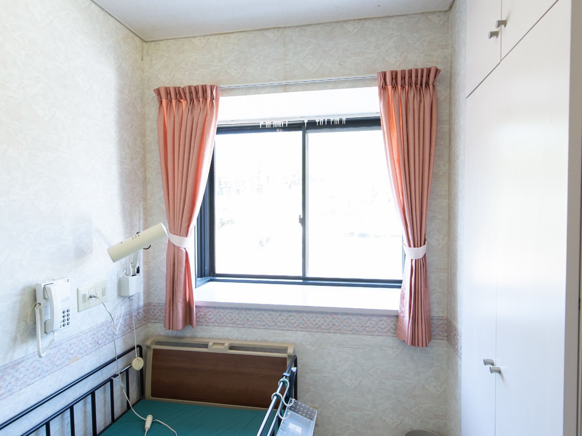 明るくゆったりとした居室では自宅と変わらず快適に過ごせる。各居室には緊急通報装置が設置されているので安心できる。