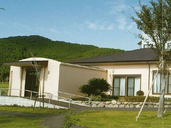 芝生の小道を抜けて施設の入口へと続く。本施設ではデイサービスも行なっているので、要望に応じて利用できる。