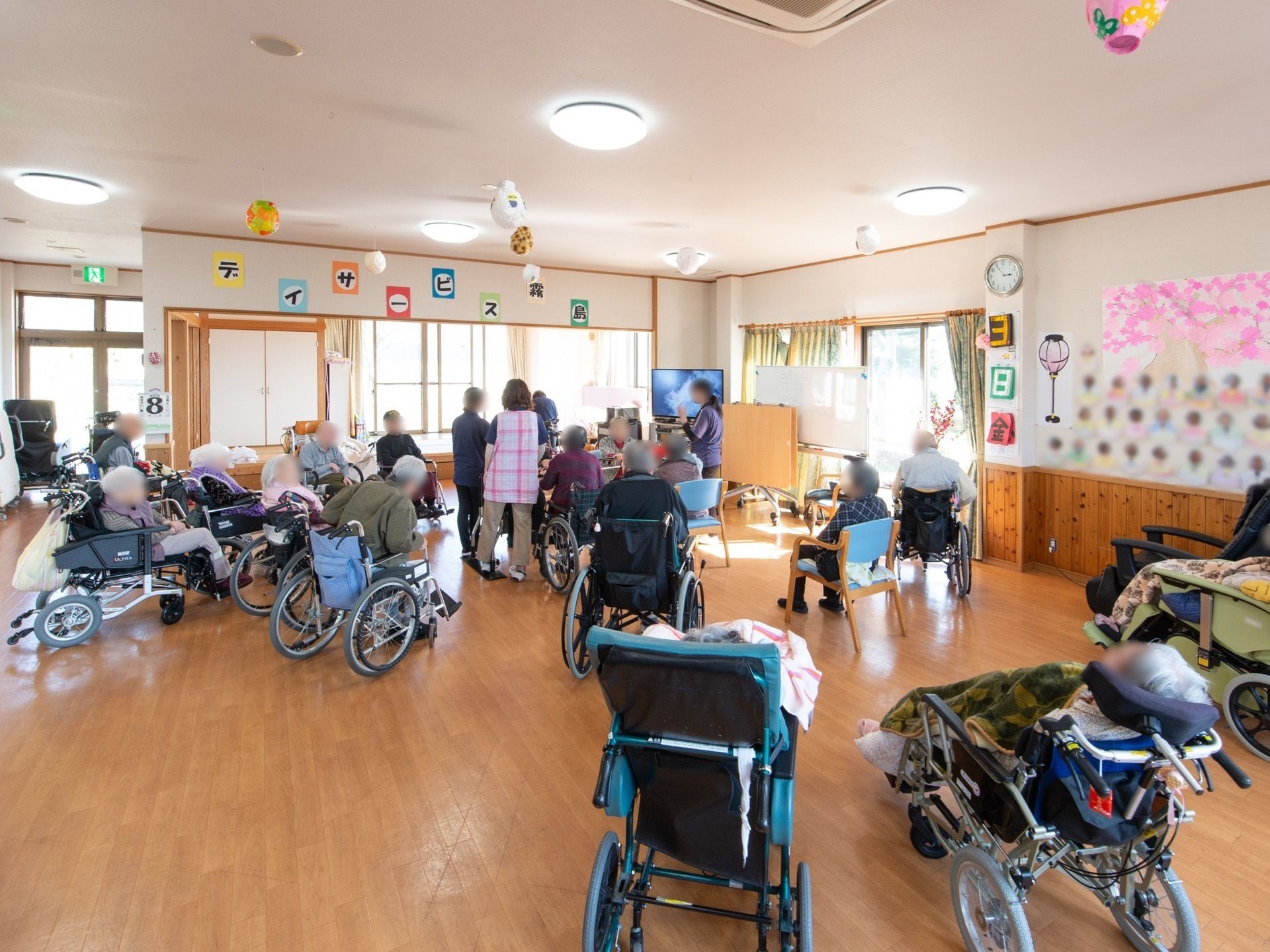 入居者様が車椅子に座りレクリエーションを楽しんでいる。介護度に関係なく皆で楽しめるレクリエーションを豊富に用意している。