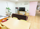 介護施設の居間と中庭の景色