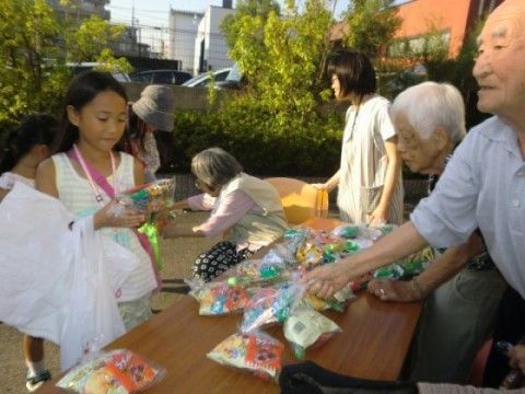 屋外で楽しむ入居者の様子