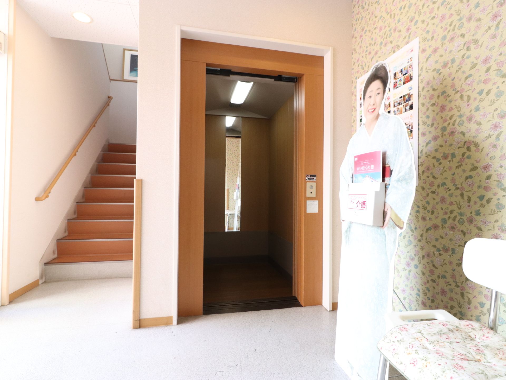 足の不自由な入居者様に配慮して、施設にはバリアフリーのエレベーターを完備している。また室内にはミラーが取り付けられている。