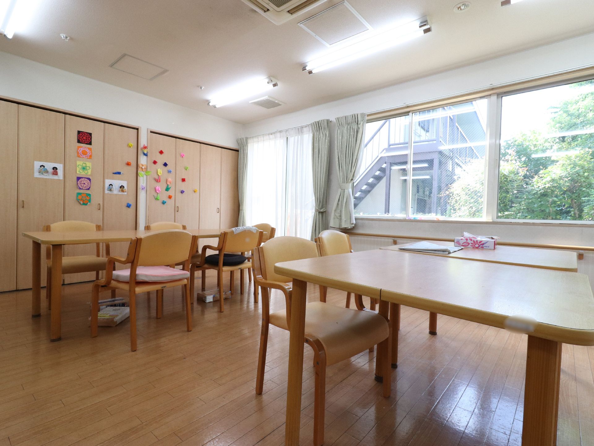 リビングルームには陽の光が差し込む窓があり、遮光カーテンとレースカーテンを備え付けている。また天井には埋込み型のエアコンを完備している。