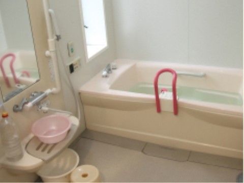 バリアフリー設計の浴室