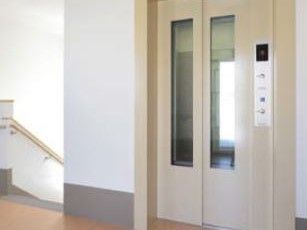 明るい通路のエレベーター