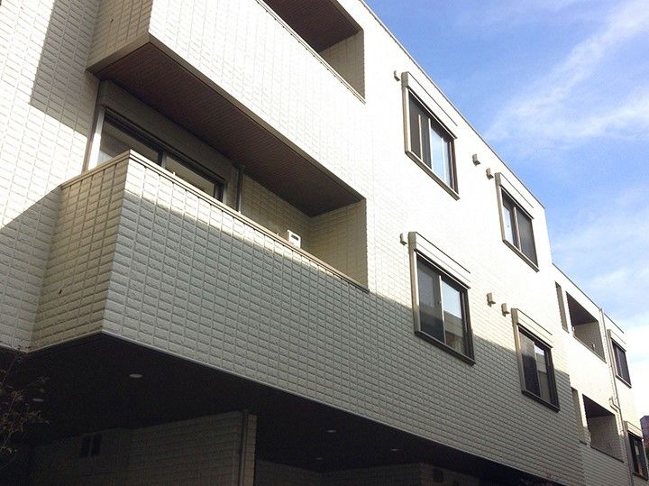 白い壁の洋館風建物
