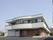 二階建てで、屋根付きのエントランスが設置されている。玄関の前には、スロープや手すりも付いているので安心感がある。
