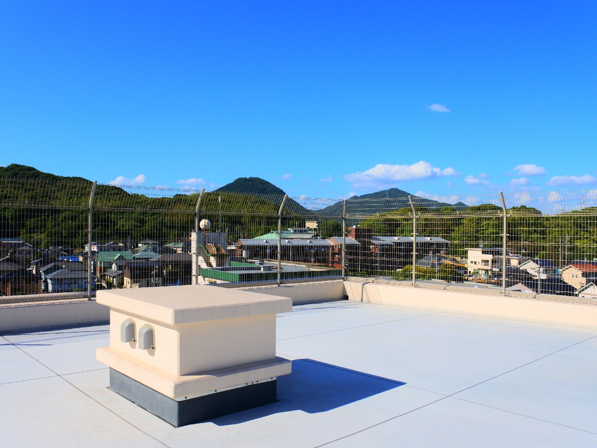 屋上からは周囲の山々を望む絶景が楽しめる。気軽に外の空気を味わうことができ、四季折々の自然を身近に感じられる。