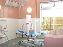 床はタイル敷きになっており、衛生的な環境である。壁は特徴的であり、下の白色と上の茶色の部分で上下半分ずつ分かれている。