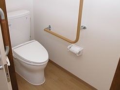 便器のそばの壁にはL字型の手すりが付いており、足腰が弱い方などでも快適にご利用いただくことができる。