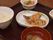 バランスのとれた食事。主食のごはんと汁物の他、主菜の魚や副菜が2品ついている。濃い色のお盆に、白い器で盛られている。