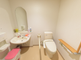 清潔で明るい居室のトイレスペース