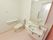 トイレと洗面台が並んで設置されている。トイレットペーパーフォルダーのすぐ上はちょっとした物を置けるようになっている。