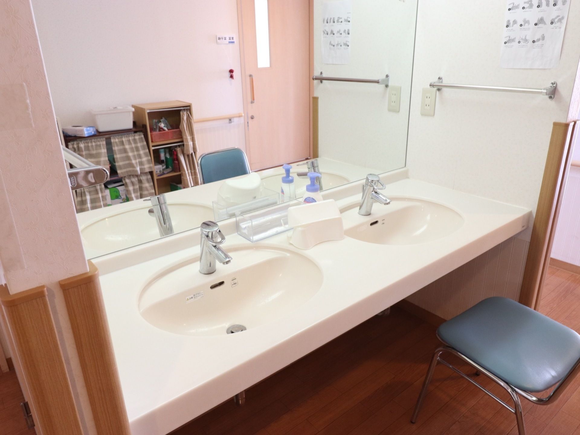 洗面台が２ヶ所あり、水の開閉がレバー式でできるので便利で衛生的である。ハンドソープも完備されている。