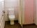トイレは広々としたスペースをとっており、車椅子のままでも利用できるようになっている。手すりも完備で安全。