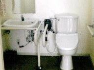 トイレは清潔に管理されている。足腰が不自由な場合でも安心して利用できるように、壁には手すりもついている。