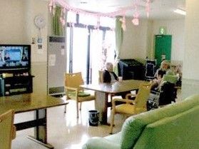 リビングは普段は食事をとる際に利用している。大人数入れる空間なのでレクリエーションでも使用している。