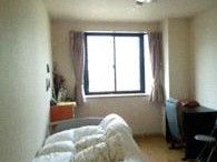 洋室の居室はとても明るい。窓からも日差しが差し込んでくる。ベッドの他、机や収納棚もおけるくらい広い。