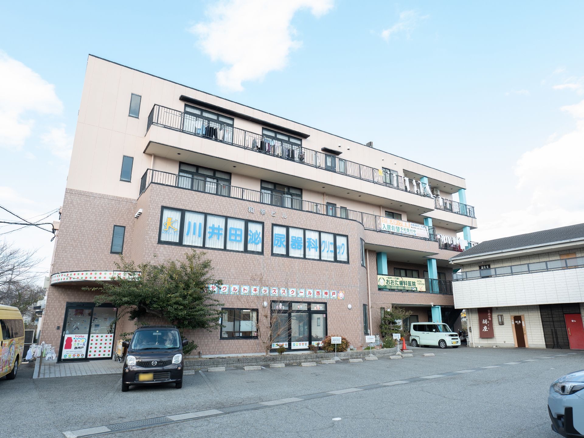 駐車場を設置した施設外観