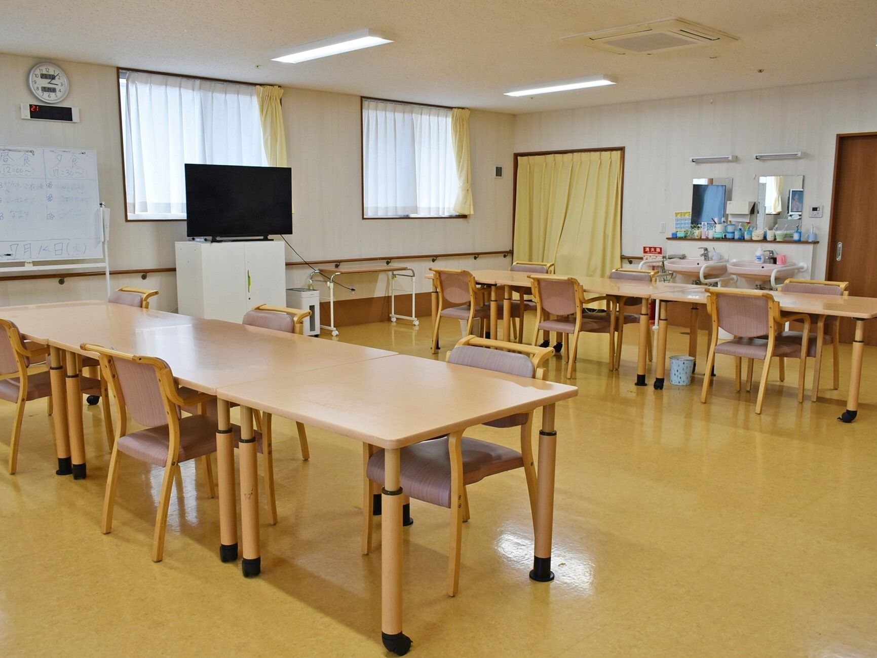 訪問看護、デイサービスの２種の看板が付けられた、２階建ての施設