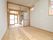 居室は木の温もりを感じる雰囲気で、窓が多く奥の部屋まで光が届く工夫がされている。一人暮らしでも余裕のある広さである。