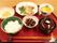 品数のそろったある日の夕食の様子。汁物、ごはん、おかずが写っている