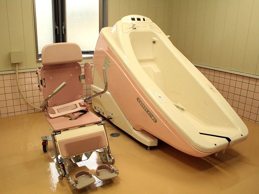 施設内には介護浴槽がある。浴室用の車椅子もあり、座って浴槽まで移動し、介護を受けながら入浴することができる。