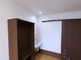 明るく清潔な部屋の内装