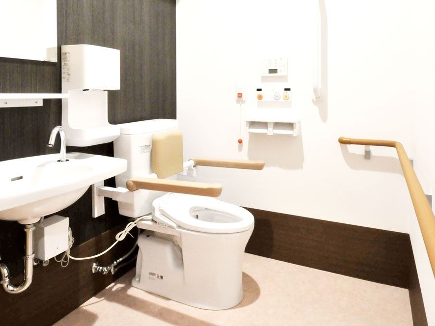 清潔感があり、広々としたトイレである。大小の手すりと呼び出しブザーが設置されており、安全に使用することができる。