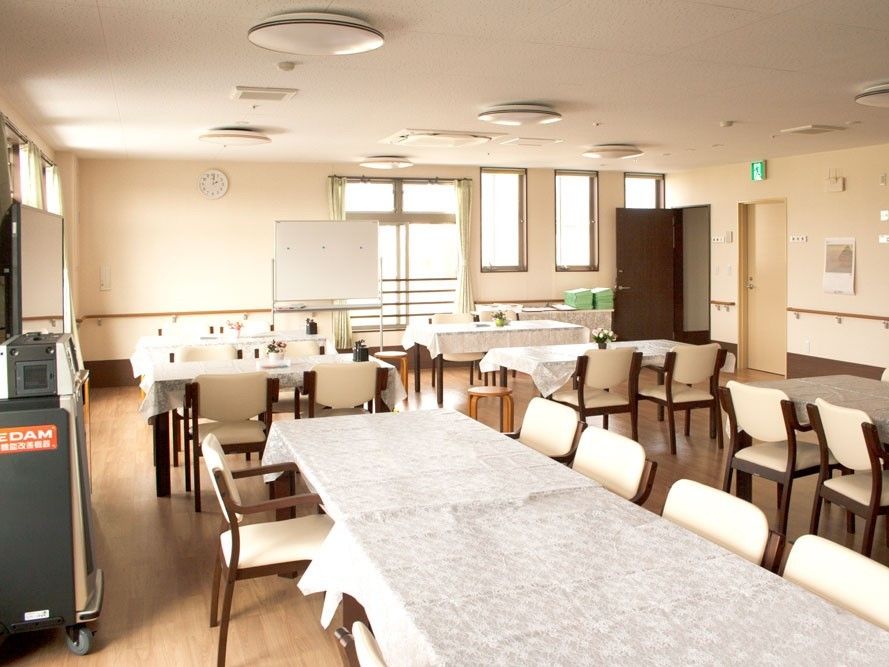 大きな窓のある、明るく広々とした部屋である。長方形のテーブル、椅子が多数設置されており、多くの利用者が食事を楽しむことができる。