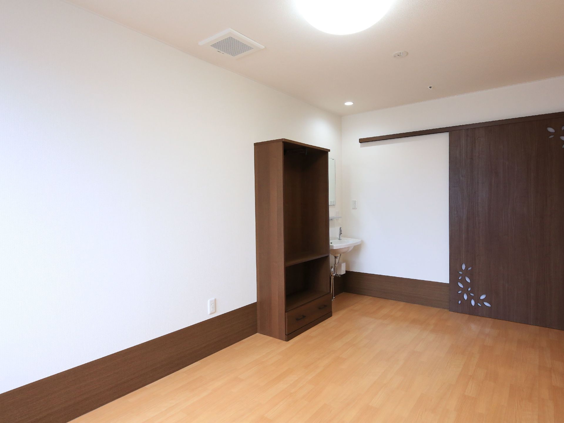 居室の扉は引き戸式を用いているので、どなた様にも力をかけずに開閉していただける。幅も広く、車椅子でも楽に出入りができる。