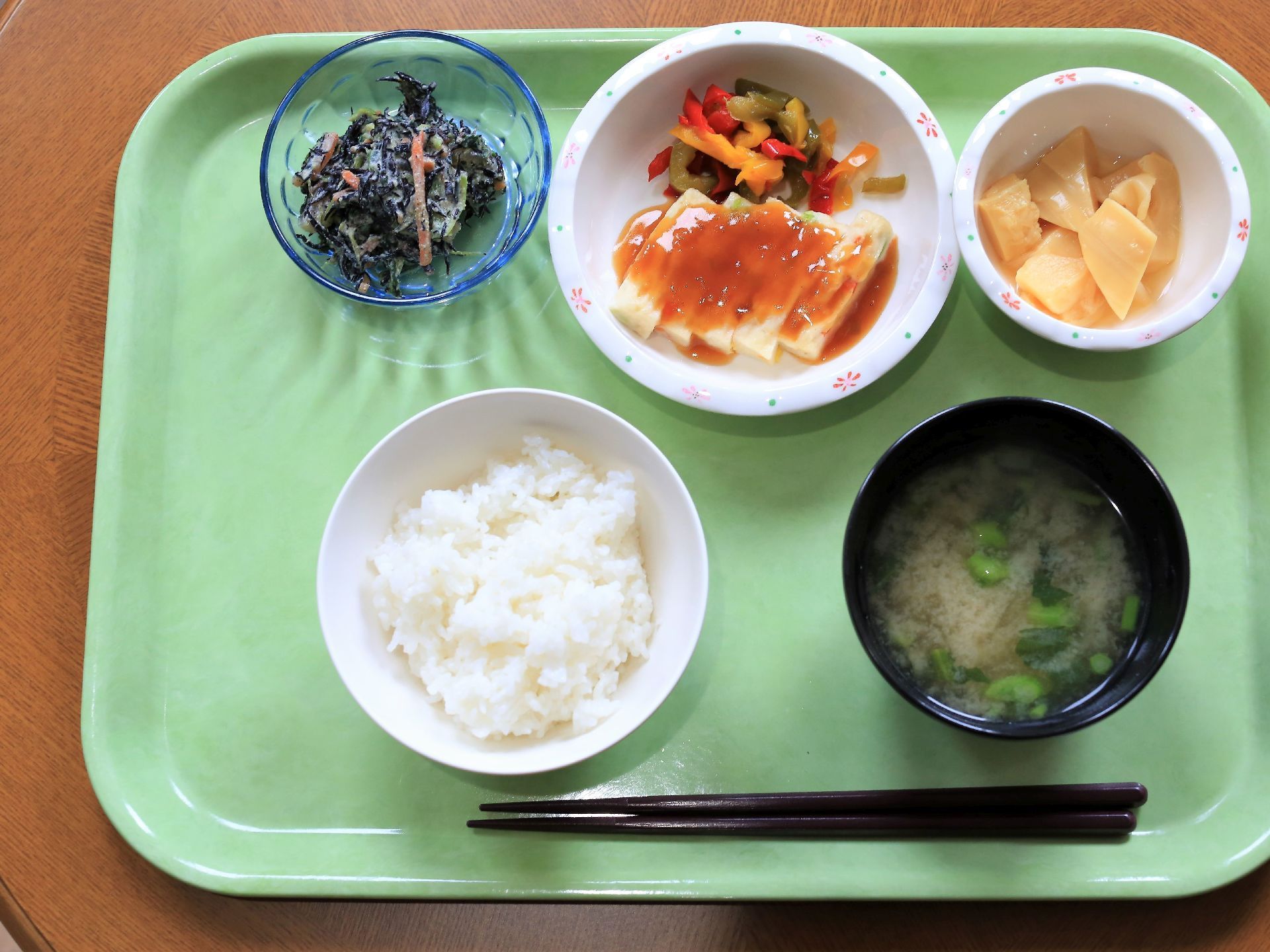 施設で提供された、ある日の食事メニューである。お盆の上に野菜中心の、彩りが美しく胃に優しい5品が並んでいる。