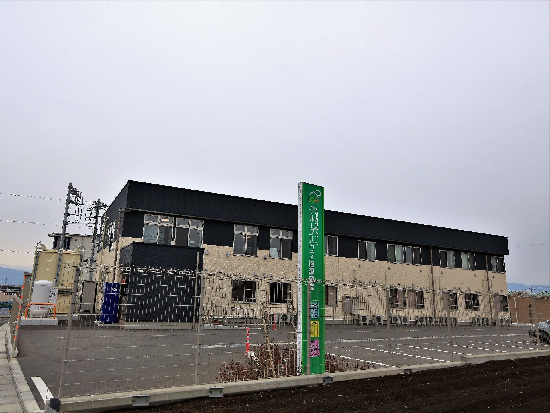 2階建てで、シンプルな外観の施設である。1階部分は白、2階部分は黒でカラーリングされ、モダンなデザインである。