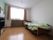 居室はワンルームタイプの部屋。介護ベッドを置いてもゆとりある広さが確保されている。テレビや飾り棚が設置されている。